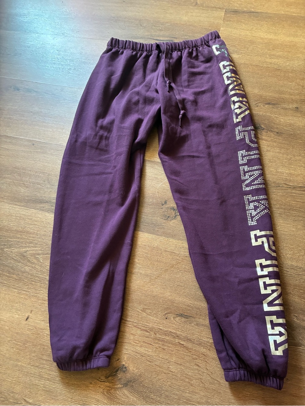 🆕 PINK Victoria's Secret Women’s Plum joggers with Metallic Logo - Picture 5 of 9
